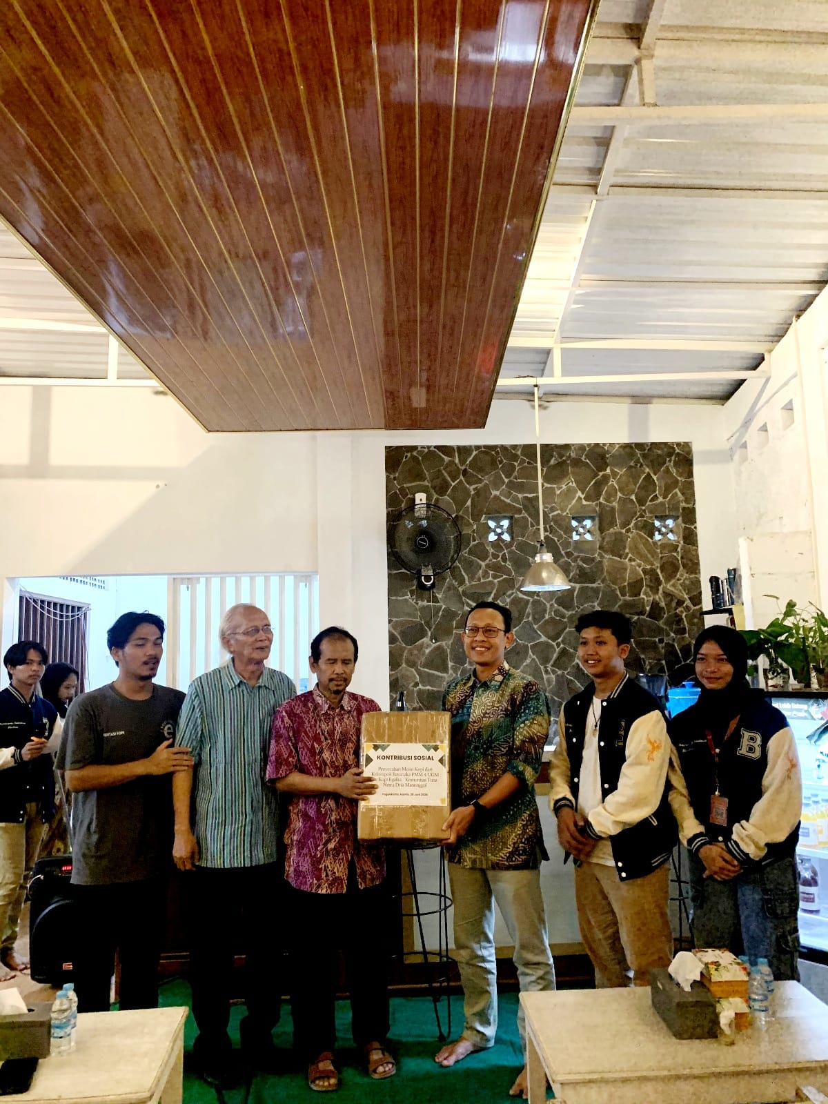 Foto bersama dalam kegiatan di Dria Manunggal dan Kopi Egalita